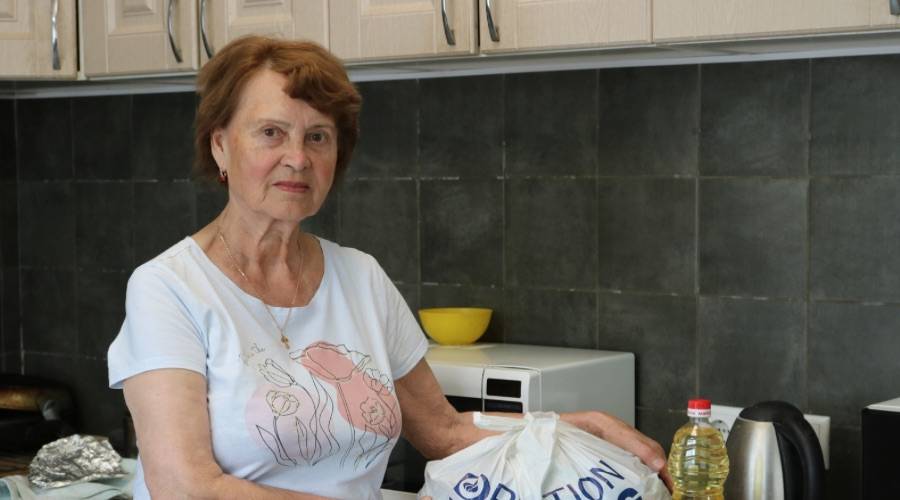 80-річна біженка з Херсона: «Гроші, що я збирала усе життя, забрали на блок-посту росіяни»